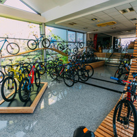 Kolesarski center Špan združuje trgovino in servis koles različnih blagovnih znamk. 