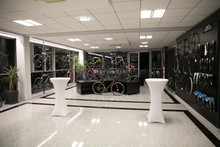 Kolesarski center ima tudi bogato ponudbo cestnih koles za rekreativce in profesionalce. 